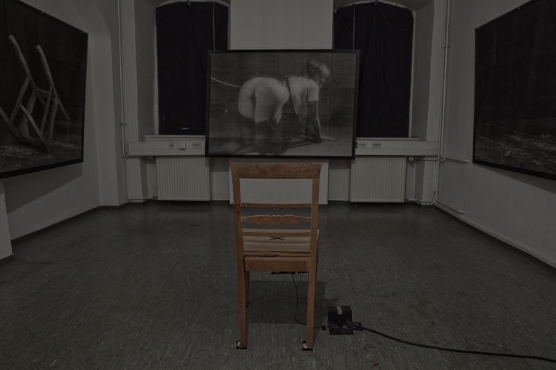 Schwarz Zimmer — wide installation view, both screens and chair